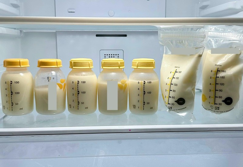 Cô nuôi con bằng sữa mẹ, vắt đều các cữ sữa. Trộm vía Hạnh Sino may mắn có nguồn sữa dồi dào cho các con dùng.
