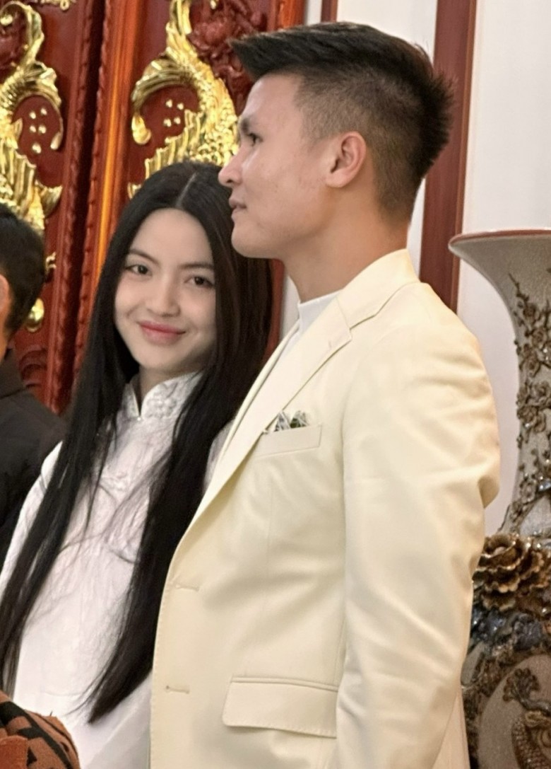 Mái tóc thị phi này cũng khiến Thanh Huyền bị chê bai trong lễ dạm ngõ vì quá giản dị và khiến nàng hot girl tăng thêm vài tuổi.
