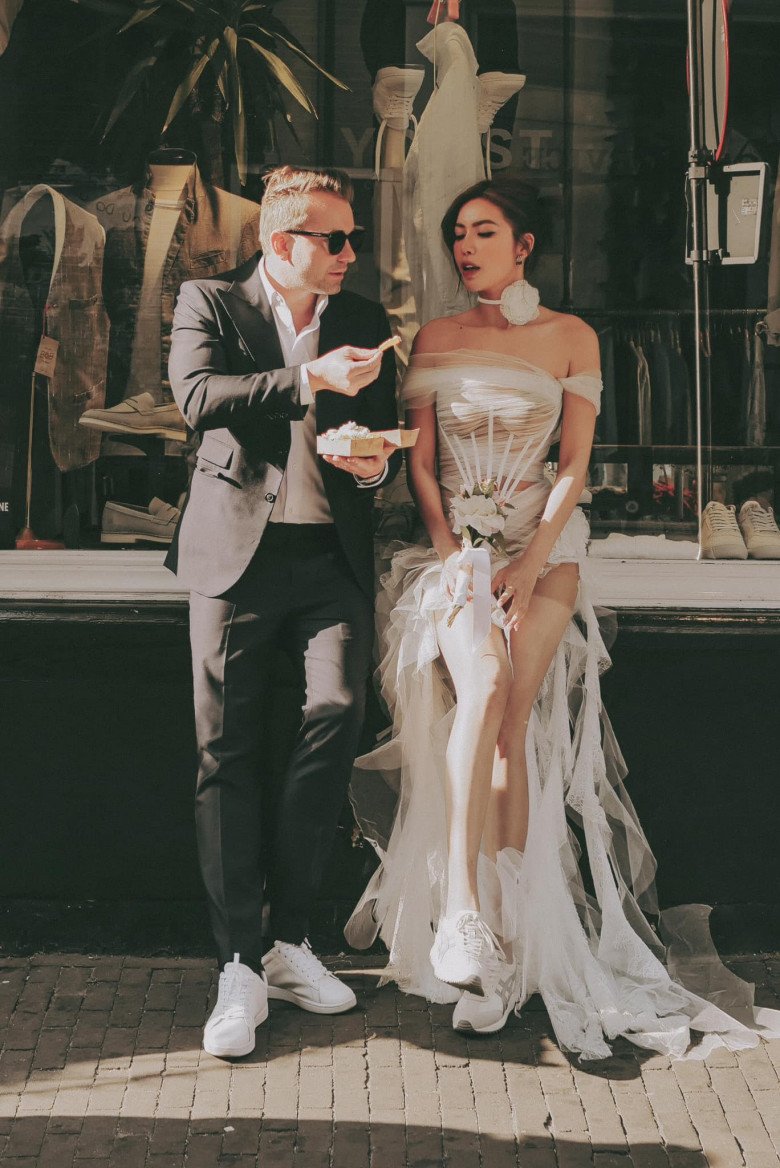 Hiện tại Minh Tú có cuộc sống hôn nhân viên mãn, hạnh phúc.