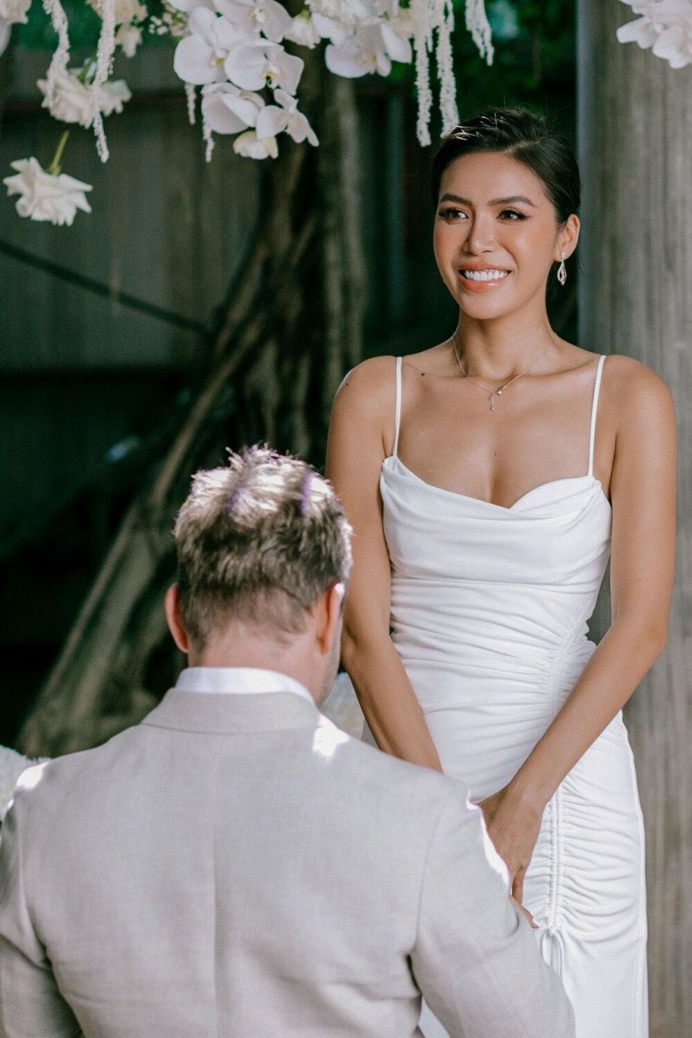 Bạn trai người Đức cầu hôn Minh Tú.