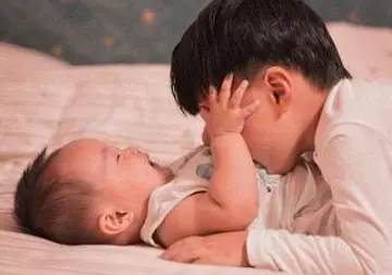 2 đứa con nhà chị Vương.
