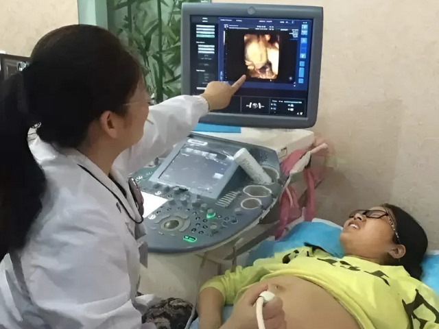 Chị Vương bất ngờ khi đã mang thai được 5 tháng.