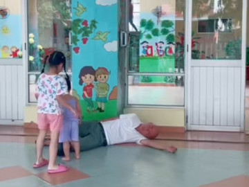 Đi đón con nghe cô bé báo tin sốc, ông bố Việt gục ngã ngay trước cửa lớp