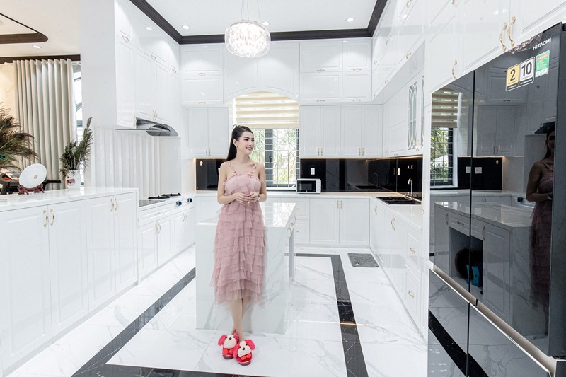 Phòng bếp của nàng mỹ nhân với thiết kế hiện đại, sử dụng tông màu trắng chủ đạo và trang bị đầy đủ tiện nghi, đem đến không gian nấu nướng lý tưởng.
