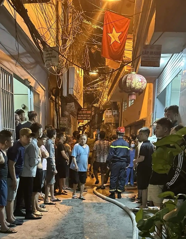 Theo người dân chứng kiến vụ việc, ngôi nhà cho thuê trọ có 5 tầng, tại tầng 1 là cửa hàng sửa chữa xe máy, xe đạp điện - Ảnh: Công Minh