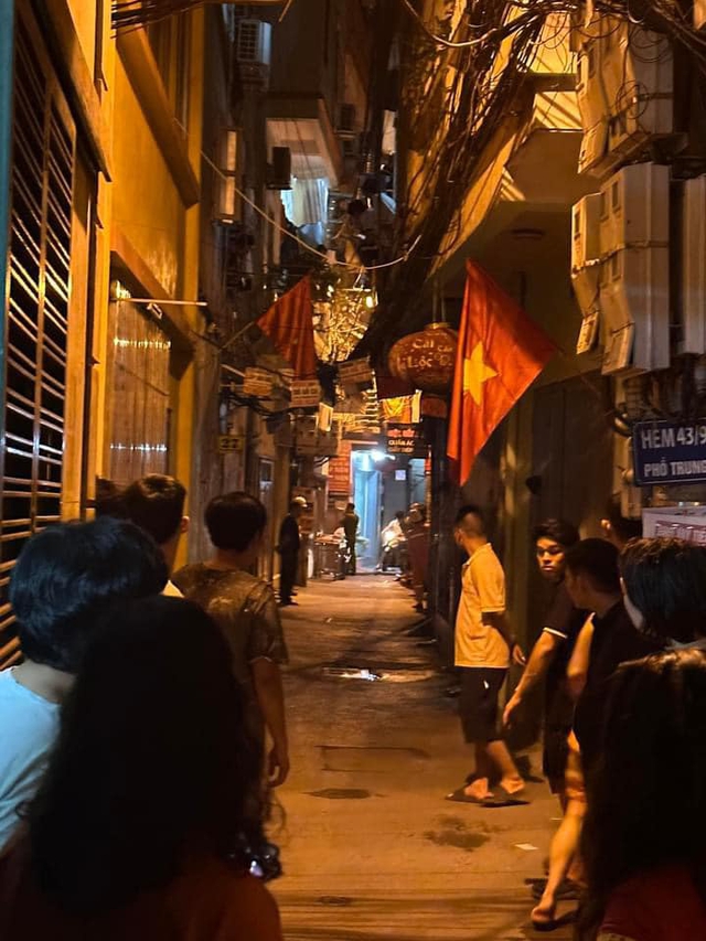 Vụ cháy xảy được xác định xảy ra vào khoảng 0h30 sáng 24/5, tại ngôi nhà trọ 5 tầng nằm trong ngõ 119 Trung Kính (phường Trung Hòa, quận Cầu Giấy, hà Nội). Vào thời điểm trên ngọn lửa bùng lên dữ dội, khói đen bao trùm ngôi nhà 5 tầng, kèm nhiều tiếng nổ lớn - Ảnh: Hanoi News