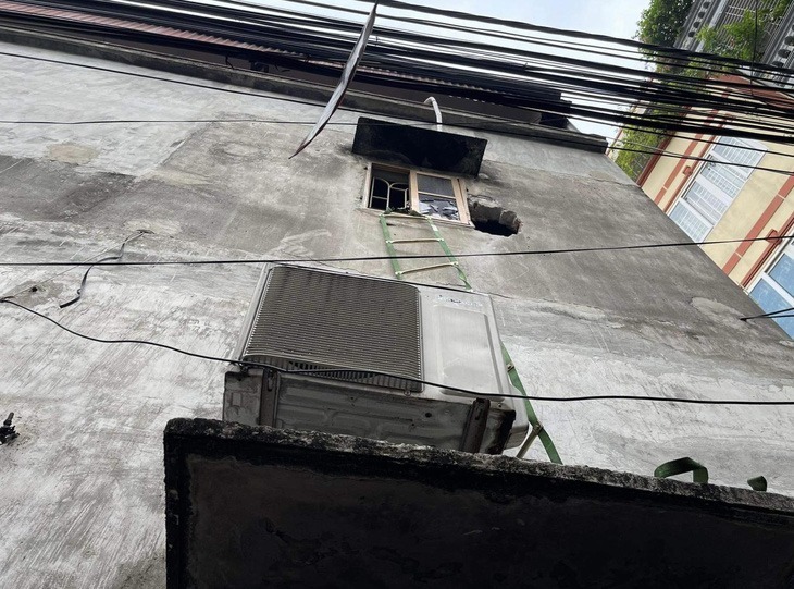Chủ nhà đập tường, phá cửa sổ, dùng dây thang để thoát khỏi đám cháy. Ảnh: Tuổi Trẻ