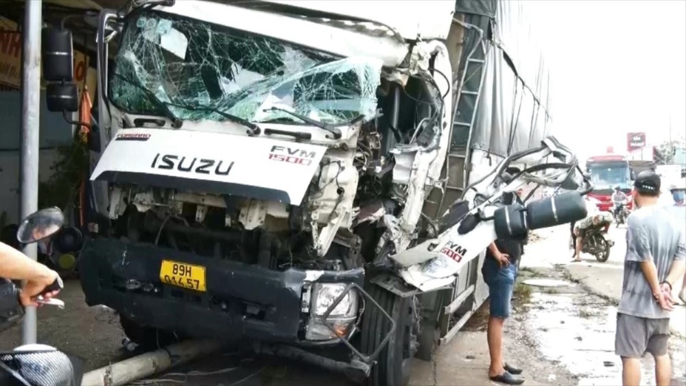 Ô tô tải gây tai nạn liên hoàn. Ảnh: VH.