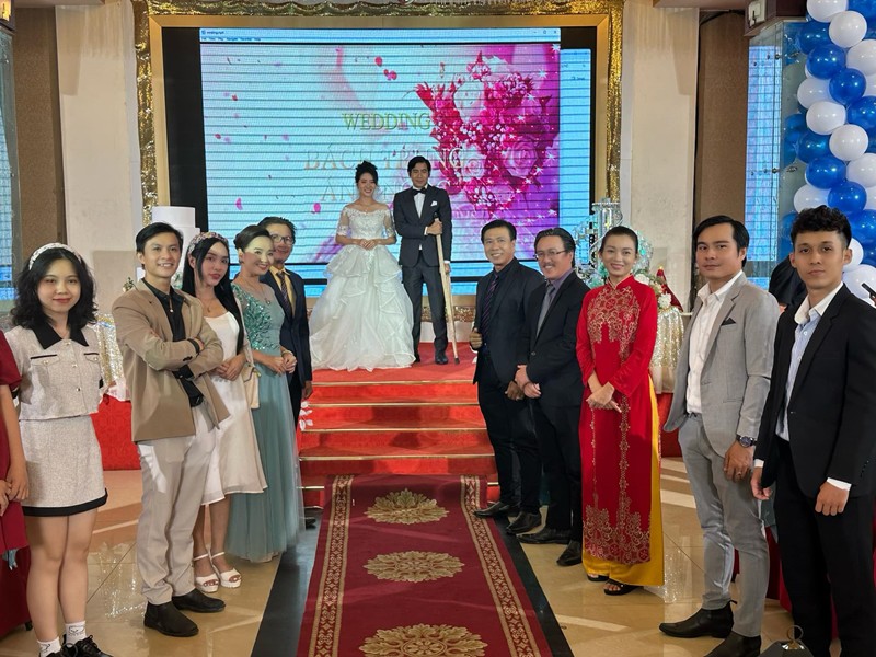 Hình ảnh chú rể Thanh Bình chống nạng để tiến vào lễ đường cùng cô dâu của mình khiến cư dân mạng bị ấn tượng mạnh. Dù chỉ quay phim nhưng đám cưới vẫn được ê-kíp tổ chức rất lãng mạn, đẹp mắt và đông đủ. 
