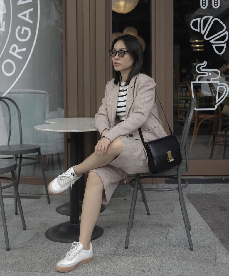 Lê Hà Trúc là nữ beauty blogger khá yêu thích quần áo làm từ chất liệu linen, đặc biệt là blazer. 