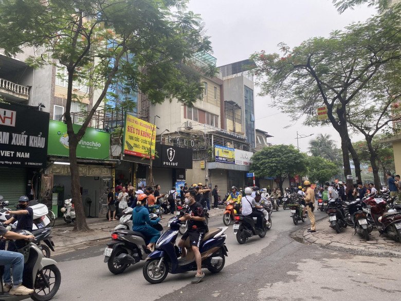 Rất nhiều người dân tập trung tại gần khu vực xảy ra cháy để theo dõi sáng 24/5