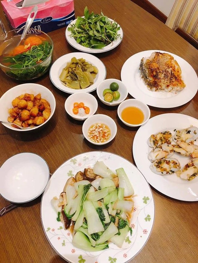 Một số bữa ăn khác của Mai Ngọc đơn giản nhưng với nhiều món ngon, từ canh rau, cá, thịt đến các món rau củ, vừa thân thuộc vừa giàu dinh dưỡng.