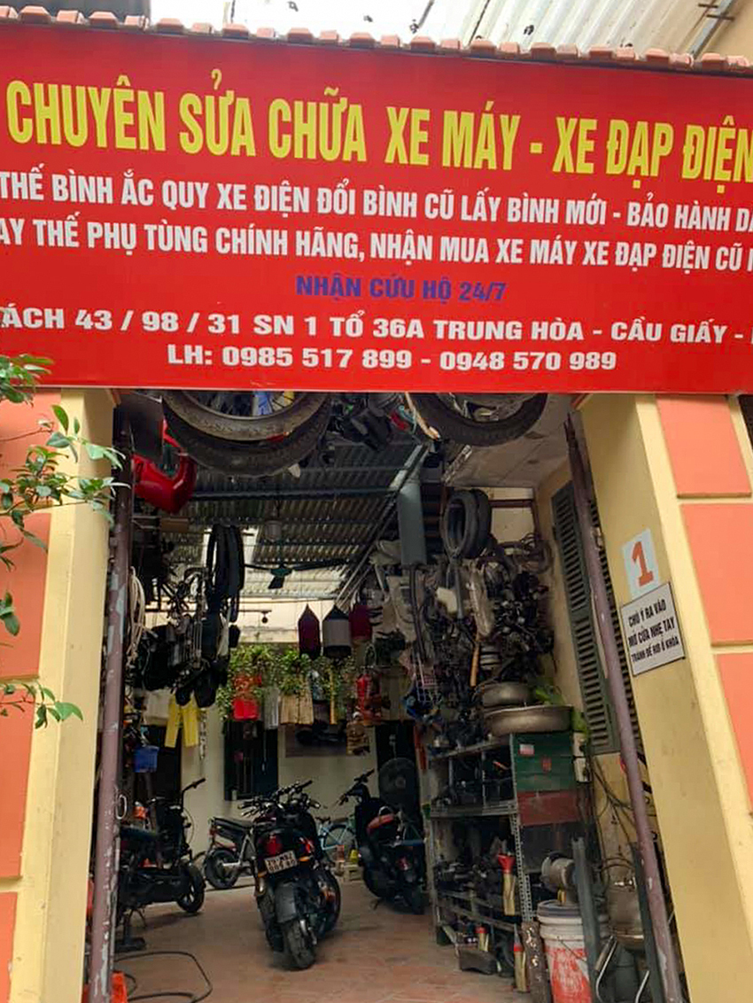 Căn nhà cháy nằm trên khu đất rộng 205 m2 ở số 1 ngách 43/98/31 phố Trung Kính, cách mặt phố khoảng 200 m. Trên khu đất có nhà 2 tầng, một tum gia chủ ở và nhà trọ 3 tầng, mỗi tầng 4 phòng. Khoảng sân lợp mái tôn giữa hai nhà rộng 55 m2 là nơi để xe của người thuê trọ, cũng là cửa hàng sửa xe điện Kim Hùng của con trai gia chủ.