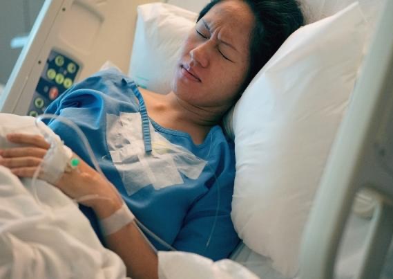 Tiểu Lý bật khóc khi được được mẩu giấy mẹ chồng gửi. (Ảnh minh họa)