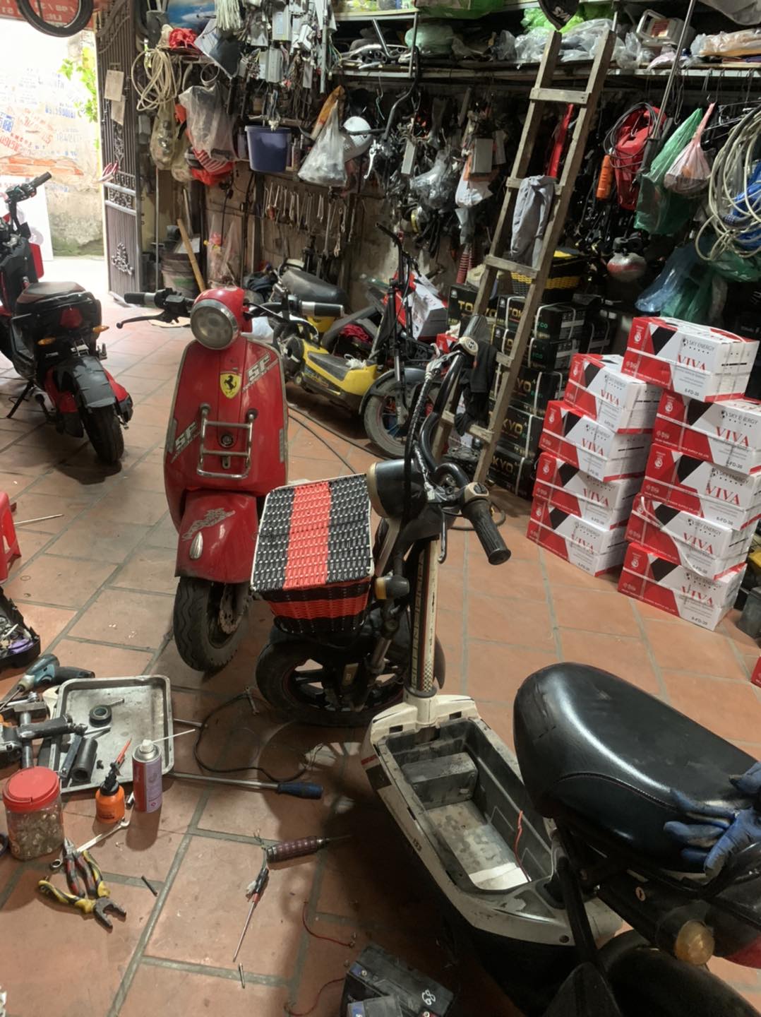 Thường ngày cửa hàng kê, treo đầy thiết bị xe điện, tối đến sân nhà chật kín vì có khoảng 20 xe máy, xe điện của khách trọ. Ảnh trên được đăng ở page Xe máy điện Kim Hùng hồi tháng 6/2023.