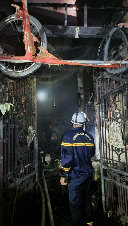 Nhiều xe máy bị thiêu rụi.