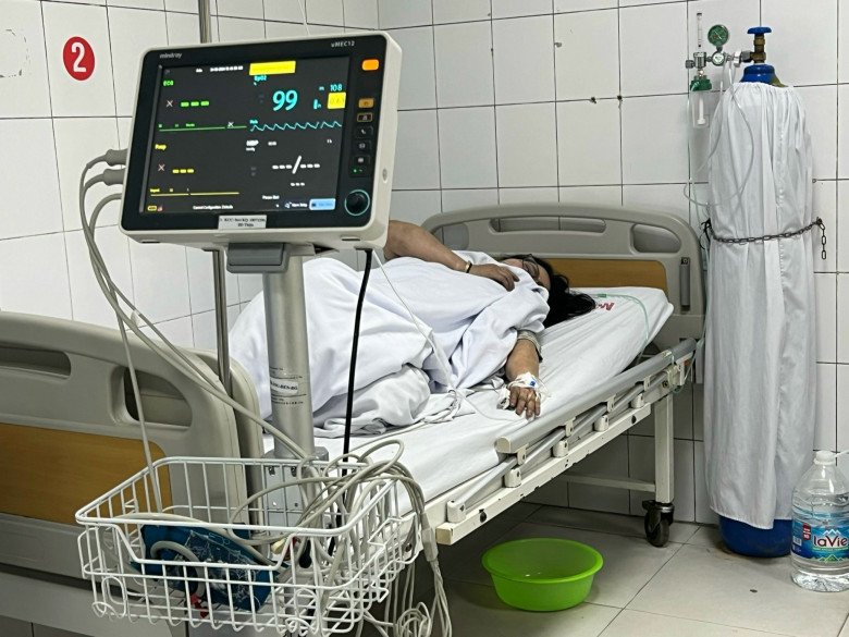 Một nạn nhân vụ cháy đang được điều trị tại bệnh viện. 