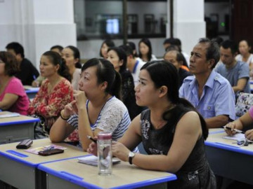 Đi họp phụ huynh nghe cô thông báo con trai thi toàn điểm 10, học lực giỏi mà tôi không vui nổi