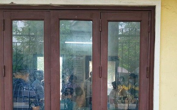 Người thân đến nhà tang lễ Cầu Giấy để làm thủ tục nhận diện nạn nhân. Ảnh: TTXVN