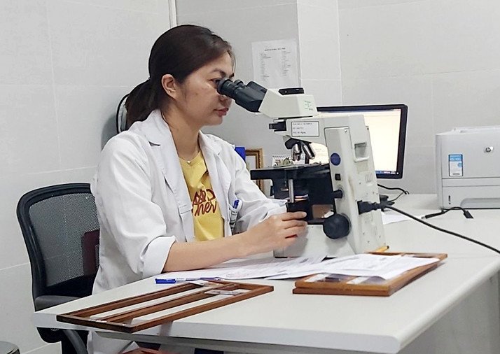 Bác sĩ Vũ Thị Nhung đang làm việc tại Bệnh viện Bạch Mai. Ảnh: BSCC.