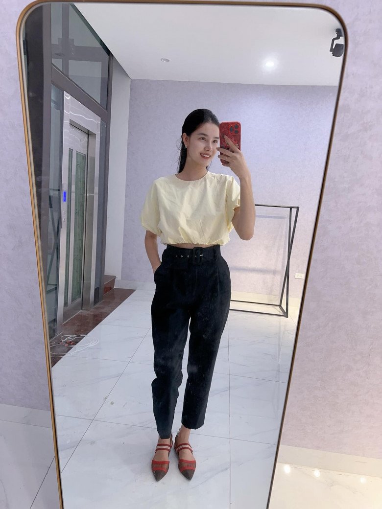 Kỳ Hân khoe outfit đi họp phụ huynh cho con trai với áo croptop, quần baggy phối cùng thắt lưng và đi giày bệt mũi nhọn.