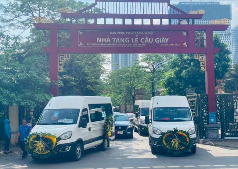 Những chiếc xe đưa thi thể các nạn nhân trong vụ cháy 14 người chết về gia đình chiều qua. Ảnh PHI HÙNG