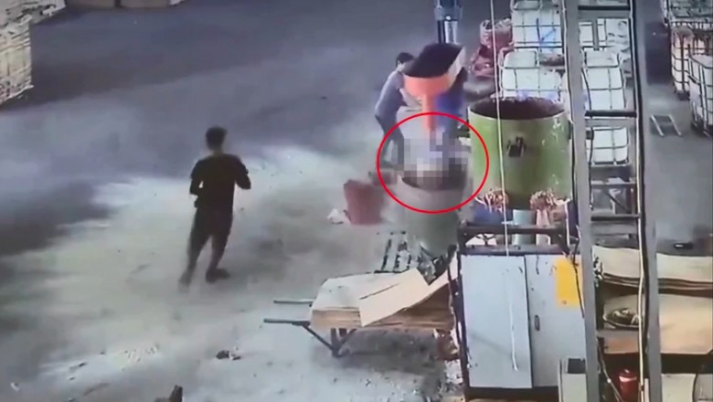 Thời điểm người đàn ông bị máy trộn cuốn vào. Ảnh: Cắt từ clip