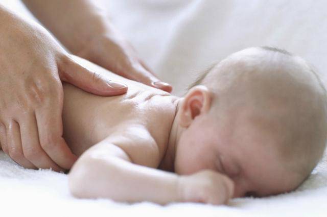 Massage cho da mịn màng, ngủ ngon và trẻ thông minh hơn (Ảnh minh hoạ).