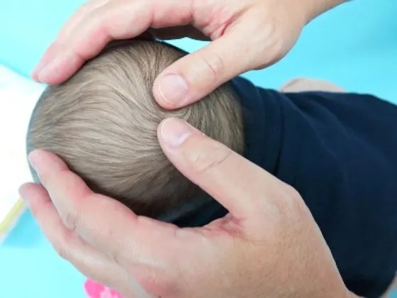 Massage đầu giúp bé cải thiện trí nhớ tốt (Ảnh minh hoạ).
