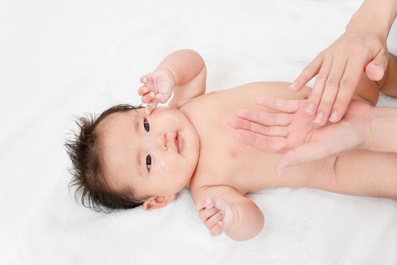 Bố mẹ nên chọn kem massage với giải pháp khoa học dịu lành, chăm da bé toàn diện (Ảnh minh hoạ).