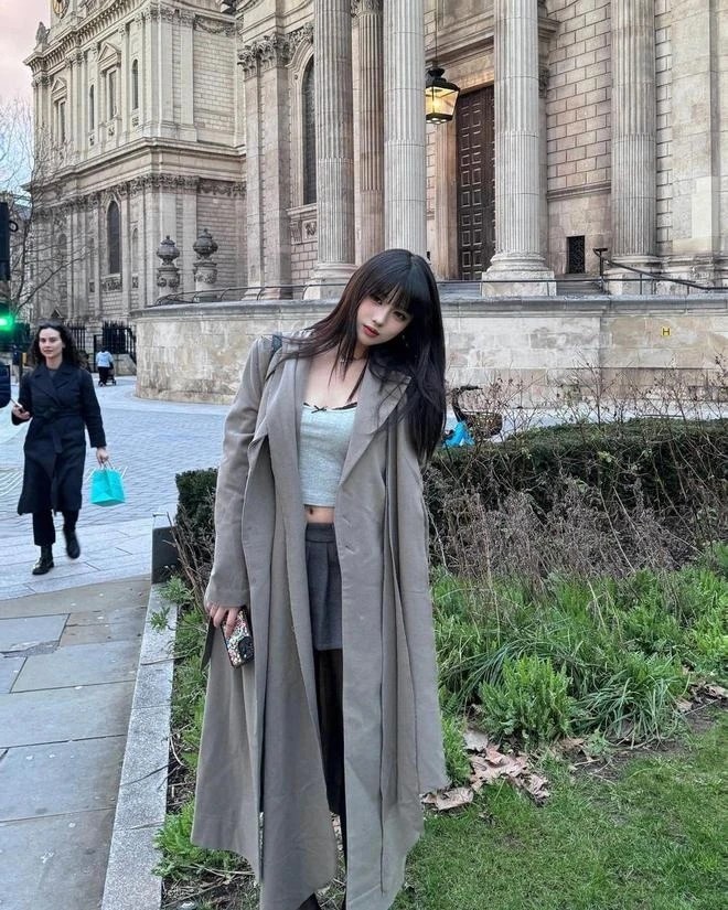 Uông Mạn Hy ở tuổi 19 được khen xinh xắn, cao ráo, đôi chân dài thừa hưởng từ mẹ.