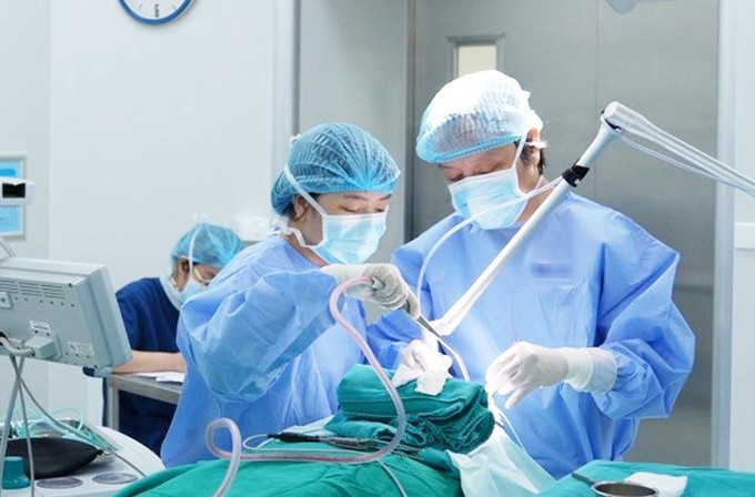 Các bác sĩ đang phẫu thuật cắt bỏ khối u cho anh Phong. Ảnh: BVCC.