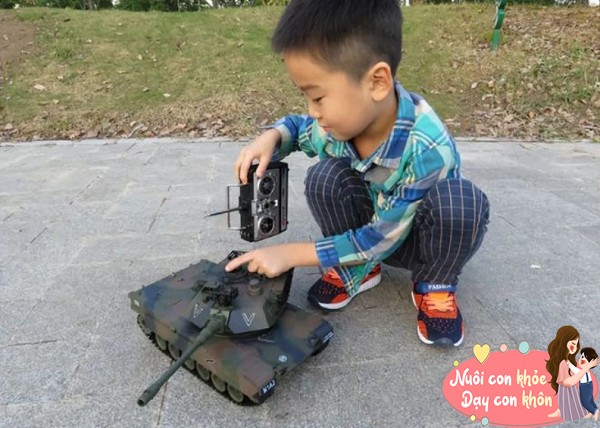 Bố mẹ có thể mua những đồ chơi có thể tháo lắp, hoặc những đồ vật cũ để trẻ có thể tự do sáng tạo.
