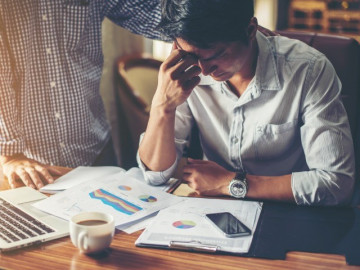 Tại sao người giàu có, thành đạt dễ trầm cảm? Nhiều người phải mang "mặt nạ" khiến thành viên trong gia đình cũng không biết