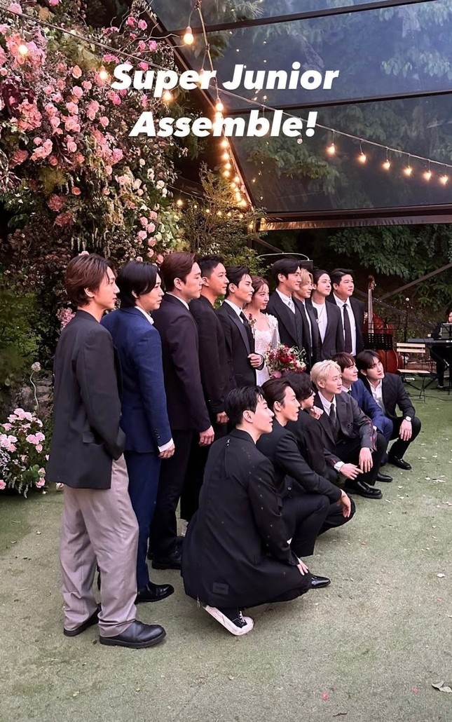 Super Junior tụ họp đầy đủ 13 thành viên (trái) và ảnh nhóm 15 thành viên gồm Zhoumi và Henry.