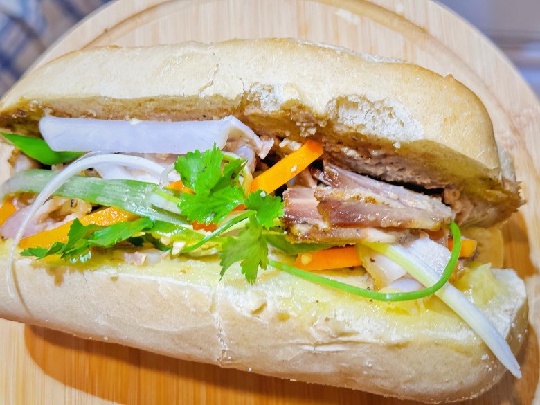 Trước đó, Diễm Hương khoe bánh mì thịt muối ông Mập. Cô cho biết:  Bánh mì mua ở siêu thị. Thịt muối, pate, bơ, đồ chua, hành ngò bạn Mập làm hết.