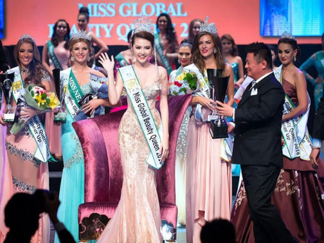 Hoa hậu Việt thuở nhỏ xin đi bán vé số, sau lấy tỷ phú, nhan sắc gái 1 con giờ "trông mòn con mắt"