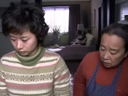 Bà bầu - Mẹ chồng mang gà quê lên thăm con dâu đẻ, tôi chê nhưng biết thứ bà để bên trong mà choáng váng