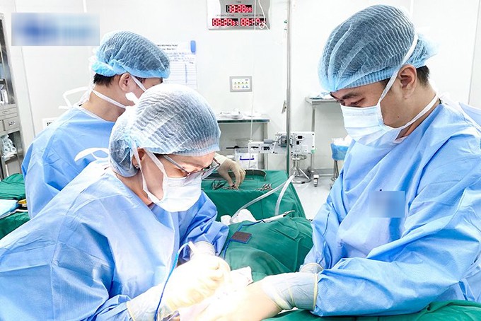 Các bác sĩ đang phẫu thuật cắt bỏ 4kg mỡ ngực cho Hạnh. Ảnh: BVCC.