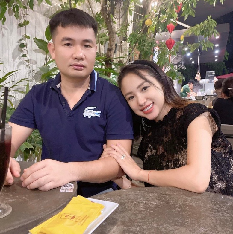 Vân Hugo chụp hình cùng ông xã trong thời gian mang thai.