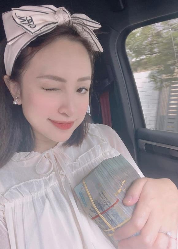 Số tiền khủng Vân Hugo được ông xã tặng sau sinh.