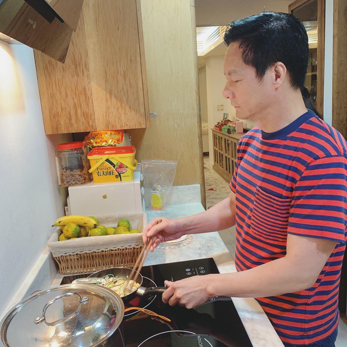 Ông xã Đức An vào bếp nấu ăn cho vợ con.