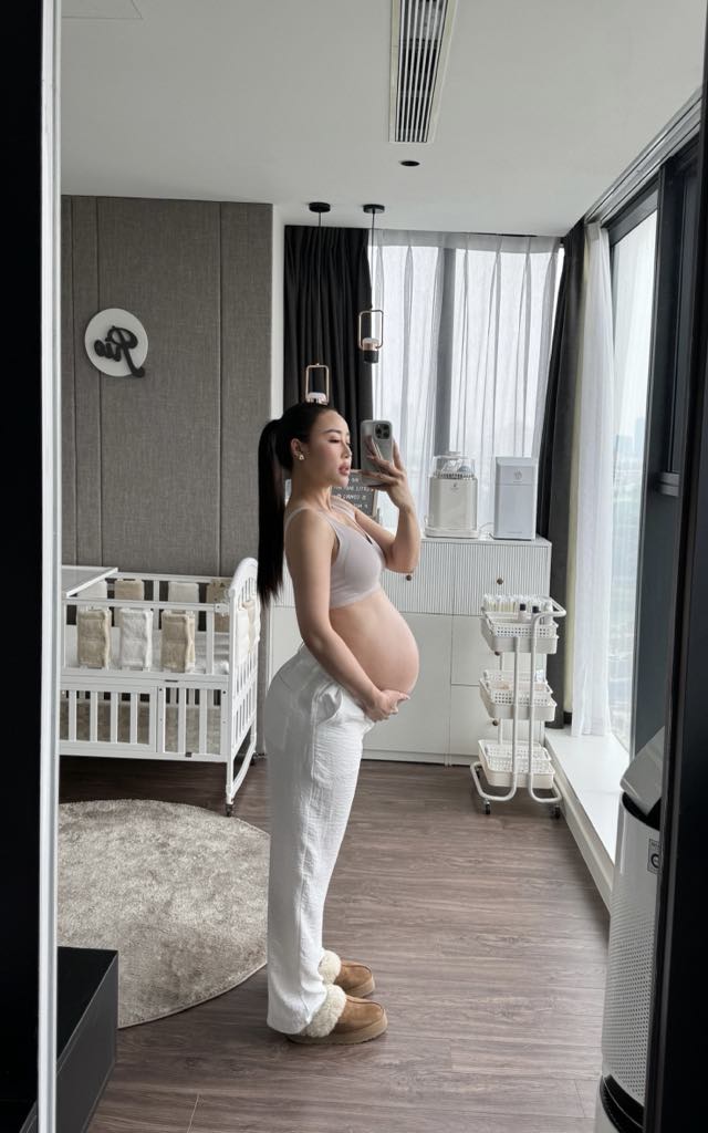 Mẹ bầu trong căn phòng được chuẩn bị cho bé Rio.