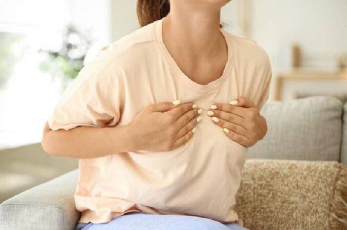 Phì đại tuyến vú là bệnh lành tính nhưng khiến người mắc khó thở, đau lưng... Ảnh minh họa.