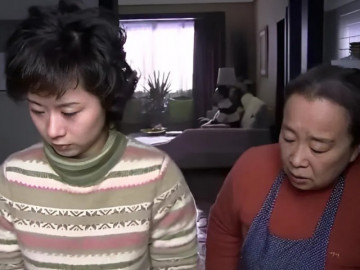 Mẹ chồng mang gà quê lên thăm con dâu đẻ, tôi chê nhưng biết thứ bà để bên trong mà choáng váng