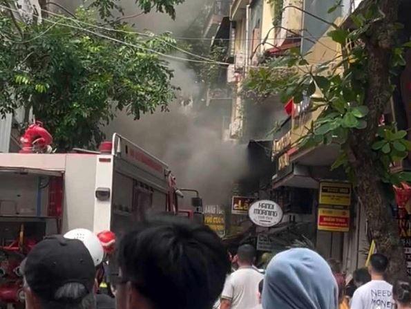 Hiện trường đám cháy tại căn nhà trong khu phố cổ Hàng Hành, quận Hoàn Kiếm.