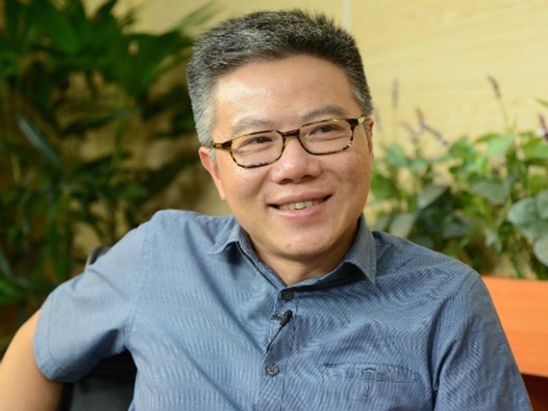 Giáo sư Ngô Bảo Châu là nhà toán học nổi tiếng, từng giành nhiều giải thưởng danh giá thế giới. Năm 2005, ở tuổi 33, ông Ngô Bảo Châu được đặc cách phong hàm Giáo sư tại Việt Nam và trở thành vị giáo sư trẻ nhất của Việt Nam khi nhận danh hiệu này.

