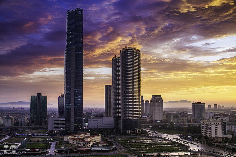 Nằm trong dự án tổ hợp cùng với Landmark 72 tầng, Keangnam Hanoi Residential Tower A & B có 48 tầng với chiều cao 212m là tháp đôi cao nhất Việt Nam và cao thứ 28 thế giới.
