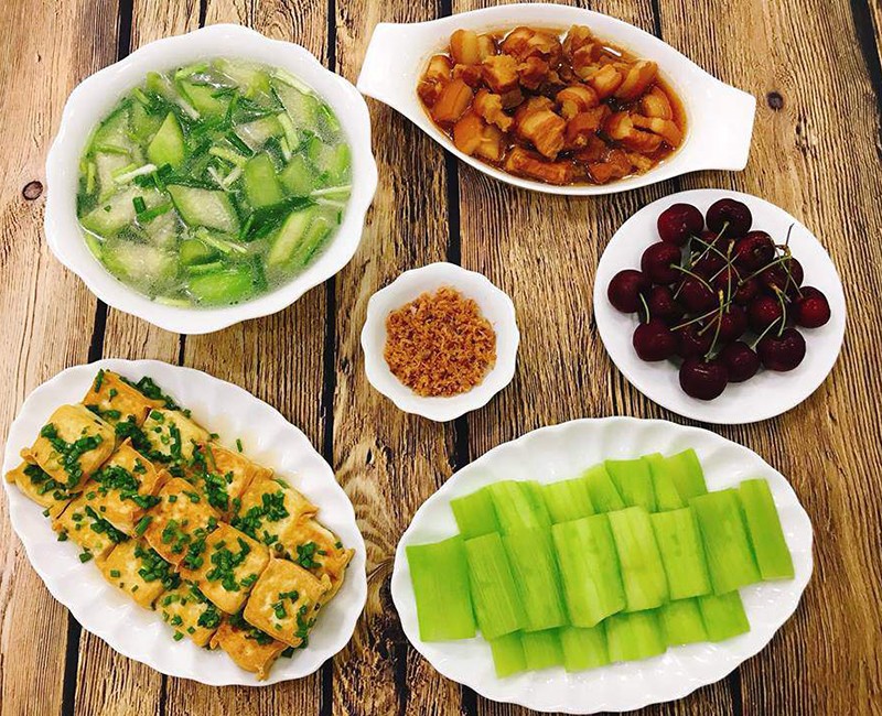 Đậu phụ tẩm hành, canh mướp, thịt kho, bầu luộc. (Ảnh: Thuy Huyền).
