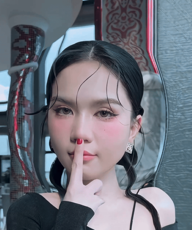 Ngọc Trinh dùng tay đẩy cong sóng mũi chứng minh bản thân chưa can thiệp dao kéo.